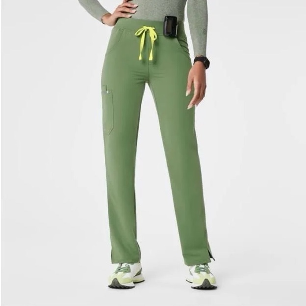 Figs Kade Petite Women’s Scrub Pants in Fern Green